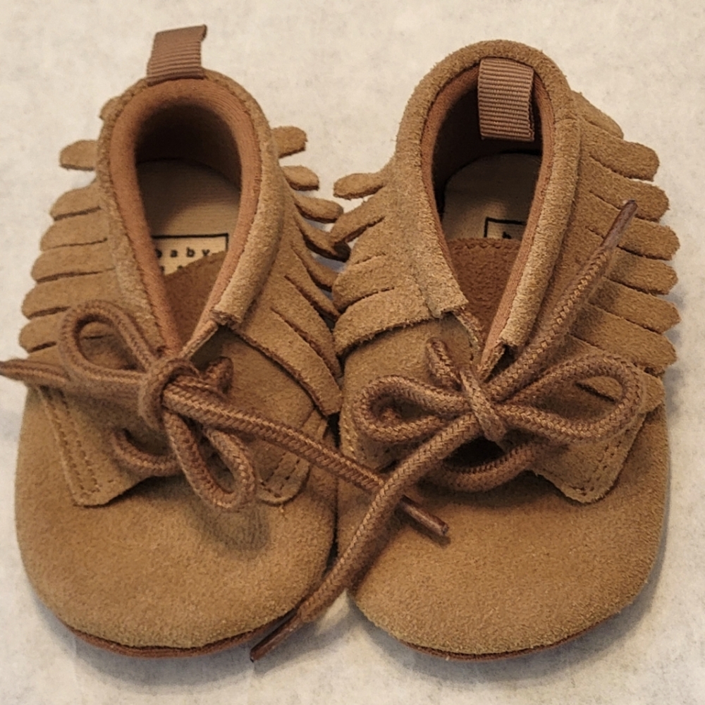 Baby Gap tan soft sole moccasins with fringe detail